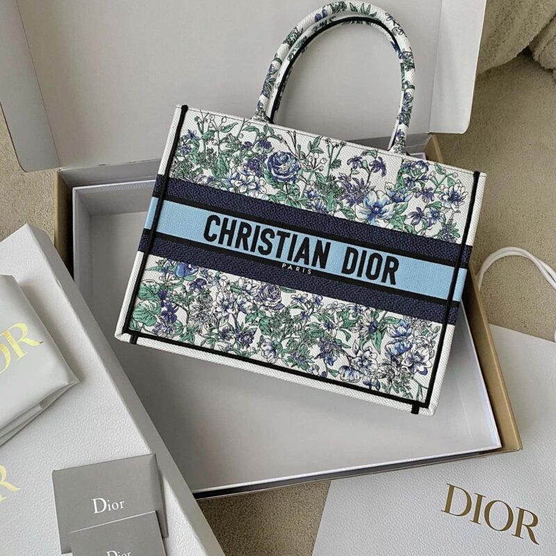 1704279380.4084IFZzdduNjGDIOR BOOK TOTE M1296.jpg