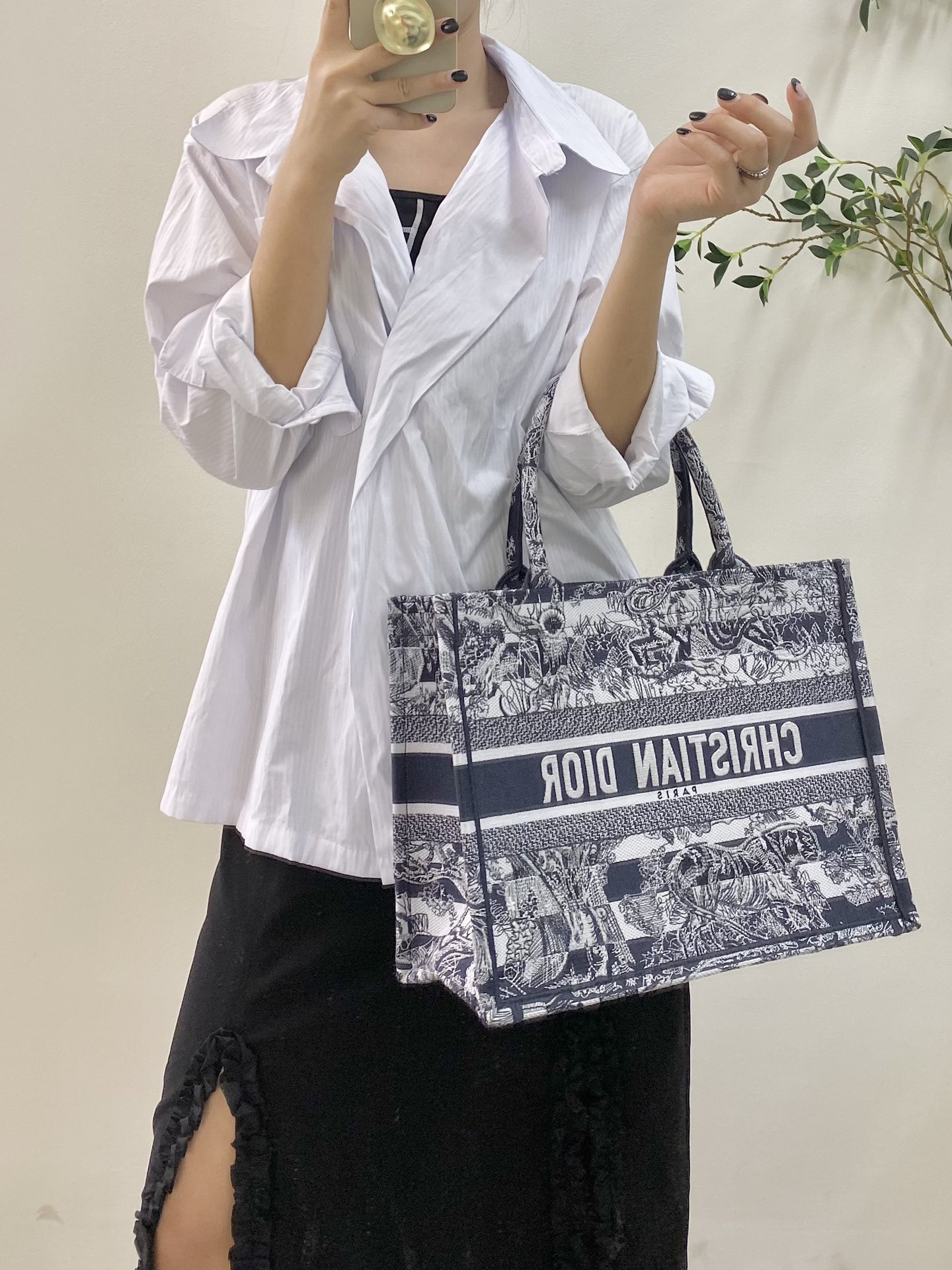 1704717509.1658UrUAaRGNLbDIOR BOOK TOTE 36CM M1296 2.jpg