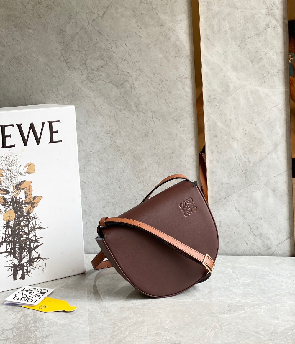 로에베 Loewe 스몰 힐 파우치 - 소프트 카프스킨 19.5CM