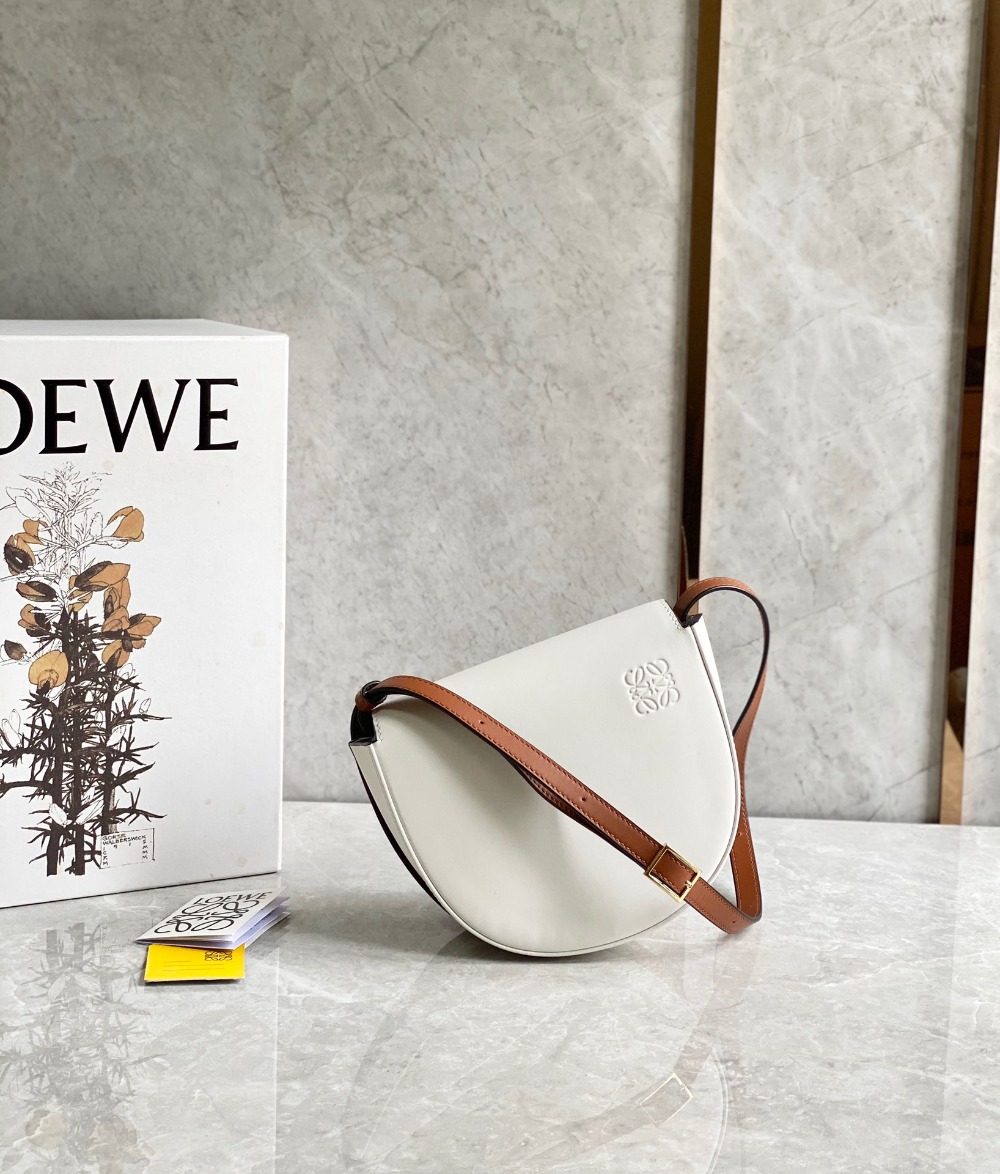 로에베 Loewe 스몰 힐 파우치 - 소프트 카프스킨 19.5CM