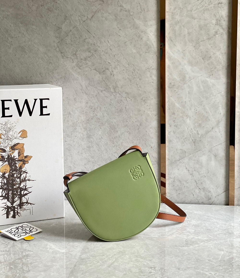 로에베 Loewe 스몰 힐 파우치 - 소프트 카프스킨 19.5CM